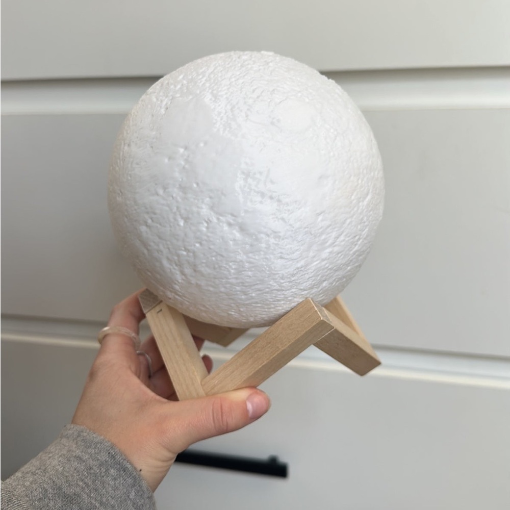 Cute light up moon with stand and cord included!!!!